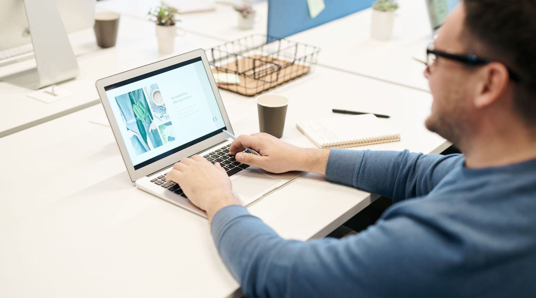 Arbeid på laptop i et møterom