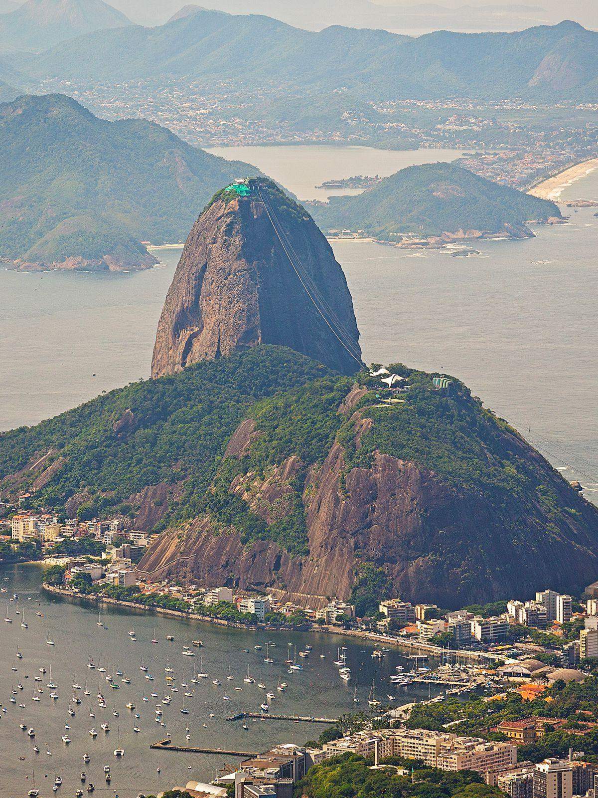 Sukkertoppen og Guanabarabukta i Rio de Janeiro sett ovenfra
